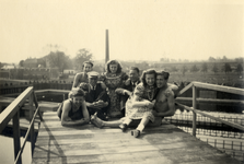 825386 Afbeelding van een groep personen op de duiktoren van de Zweminrichting De Liesbosch(Utrechtsestraatweg 111) te ...